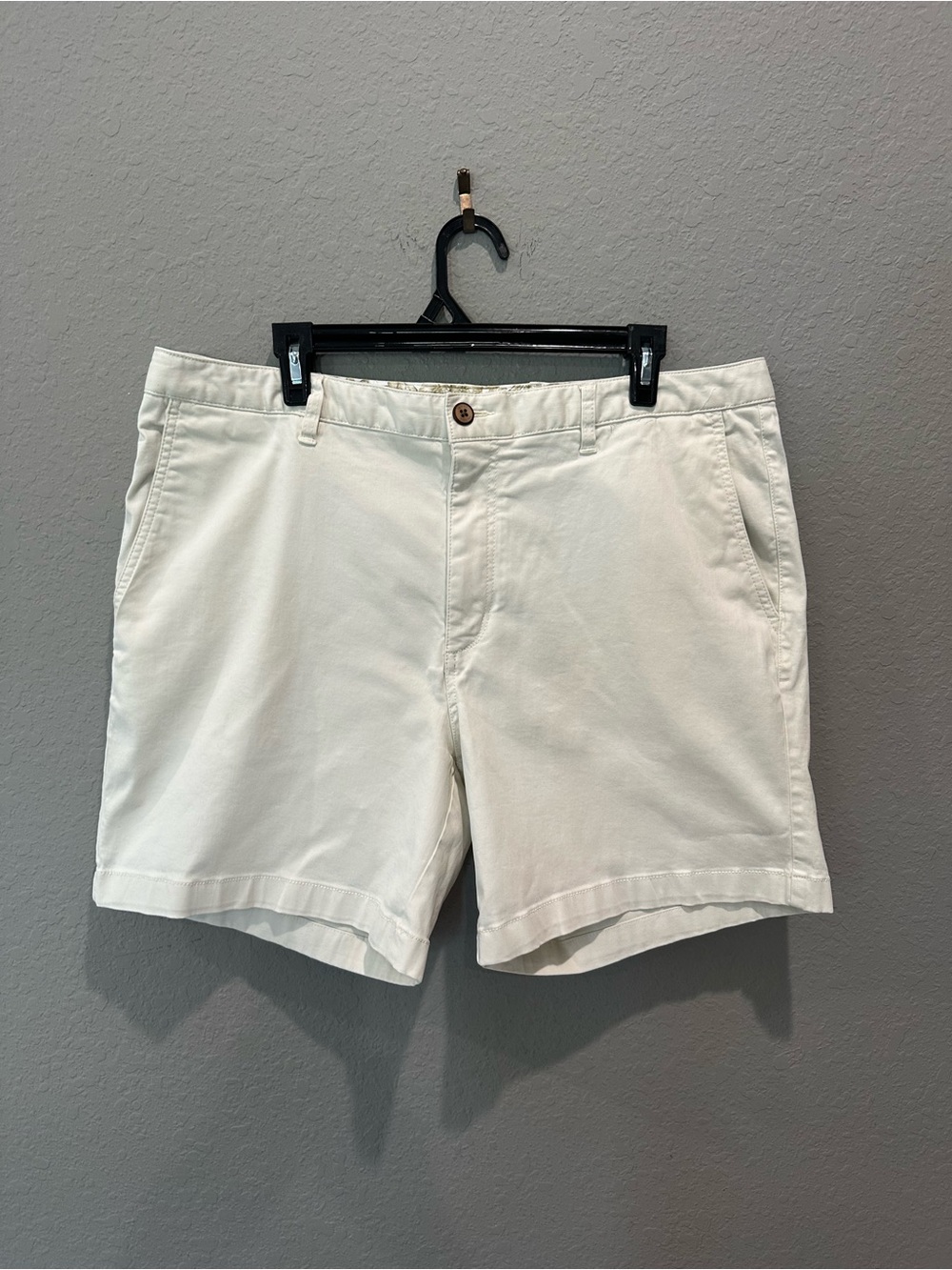 Tommy Bahama Shorts / 7” Inseam / Cream Mens Sz 38